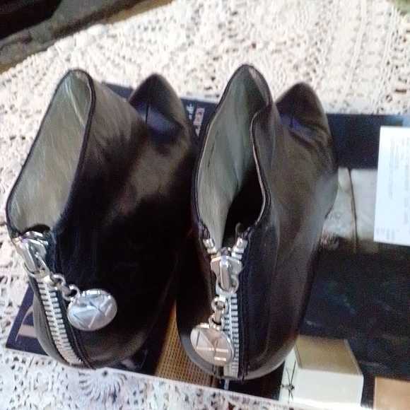 Dani Black soft leather ankle boots womens size 10.  Only worn 2 times. - Picture 3 of 4
